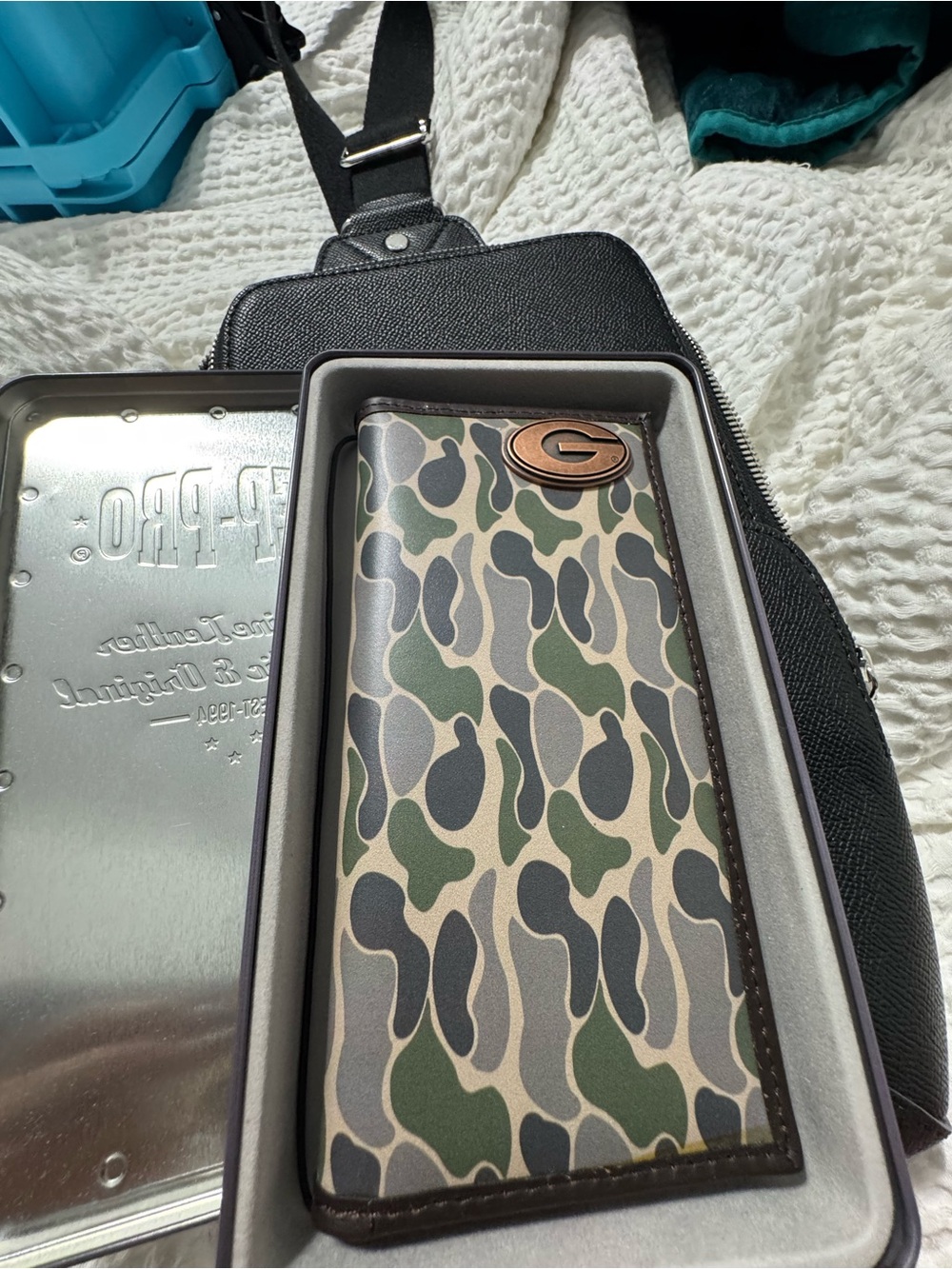 Men's Camouflage Long Wallet with Metal G Emblem - Green